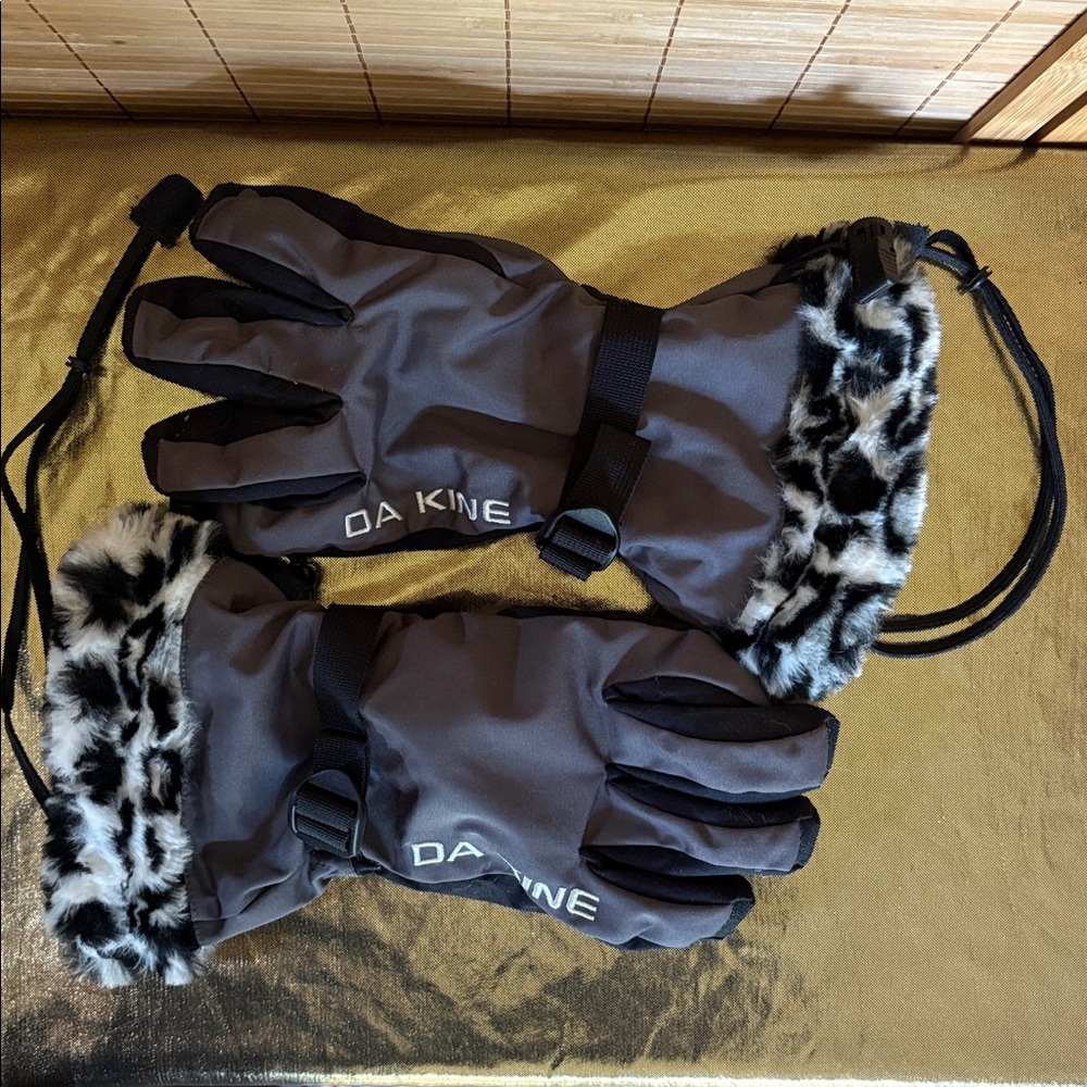 Da Kine Women’s Black Ski or Board Gloves M
